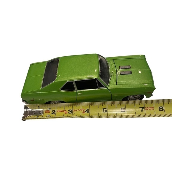 Maisto 1970 Chevrolet Nova SS Diecast Vehicle Lime Green - Picture 15 of 16